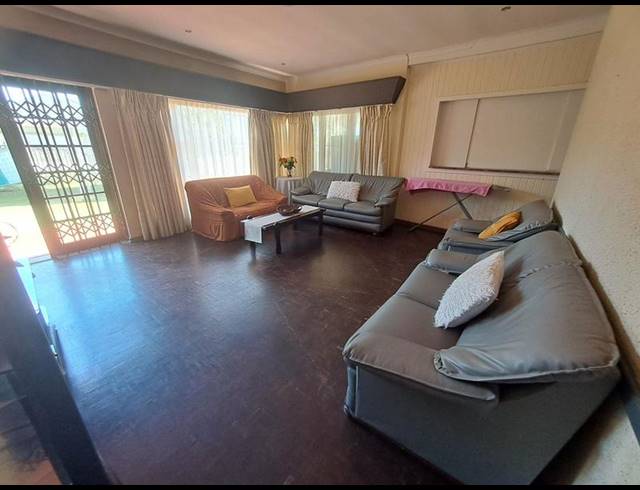 6 BEDROOM HOUSE FOR SALE IN UVONGO BEACH